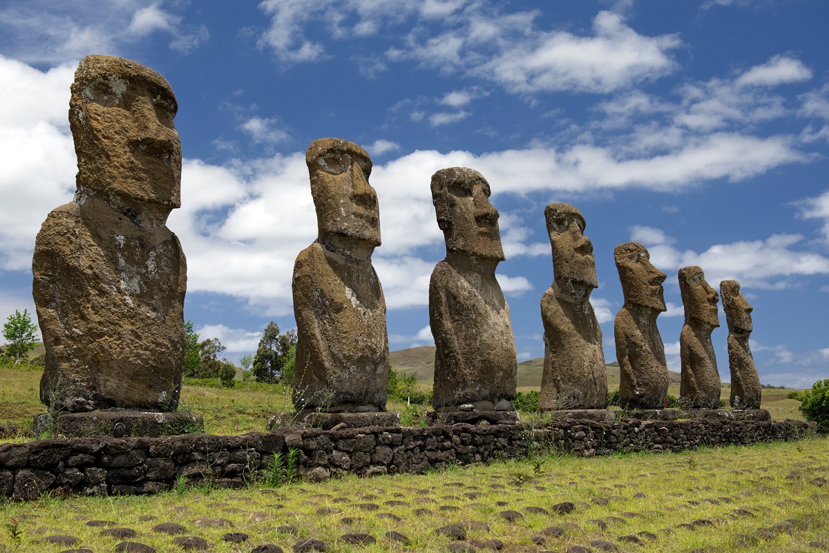 Ahu Akivi mit 7 Moai auf der Osterinsel