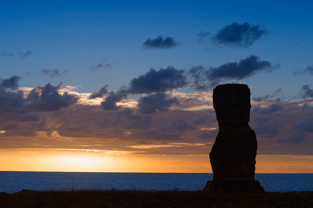 Coucher de soleil au Ahu Hanga Kio'e sur l'île de Pâques