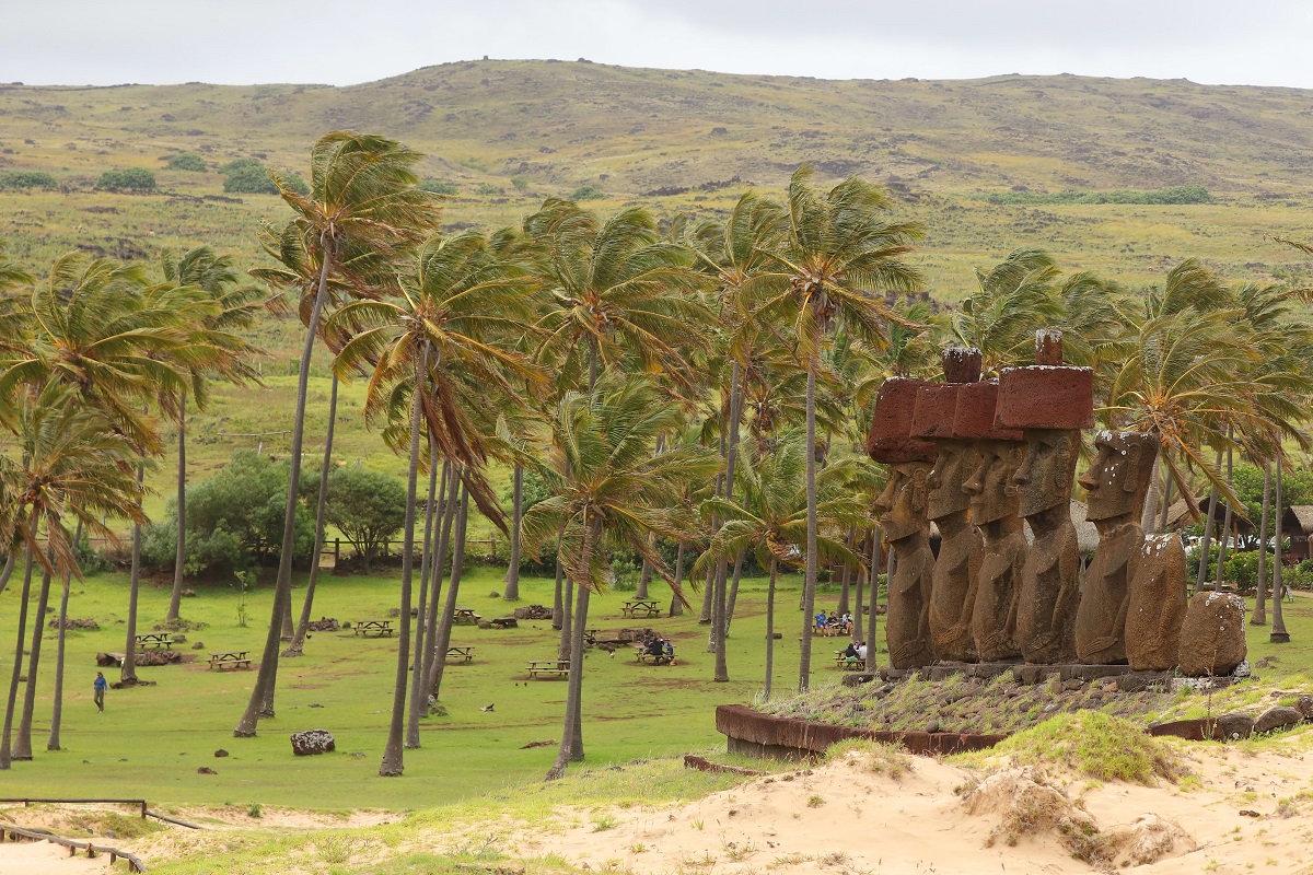 Ahu Nau Nau avec 7 Moaï sur l'île de Pâques