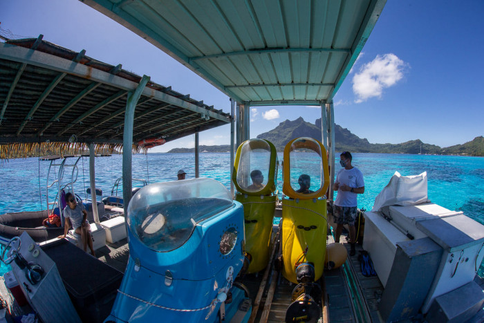 Préparation pour le tour en scooter sous-marin à Bora Bora