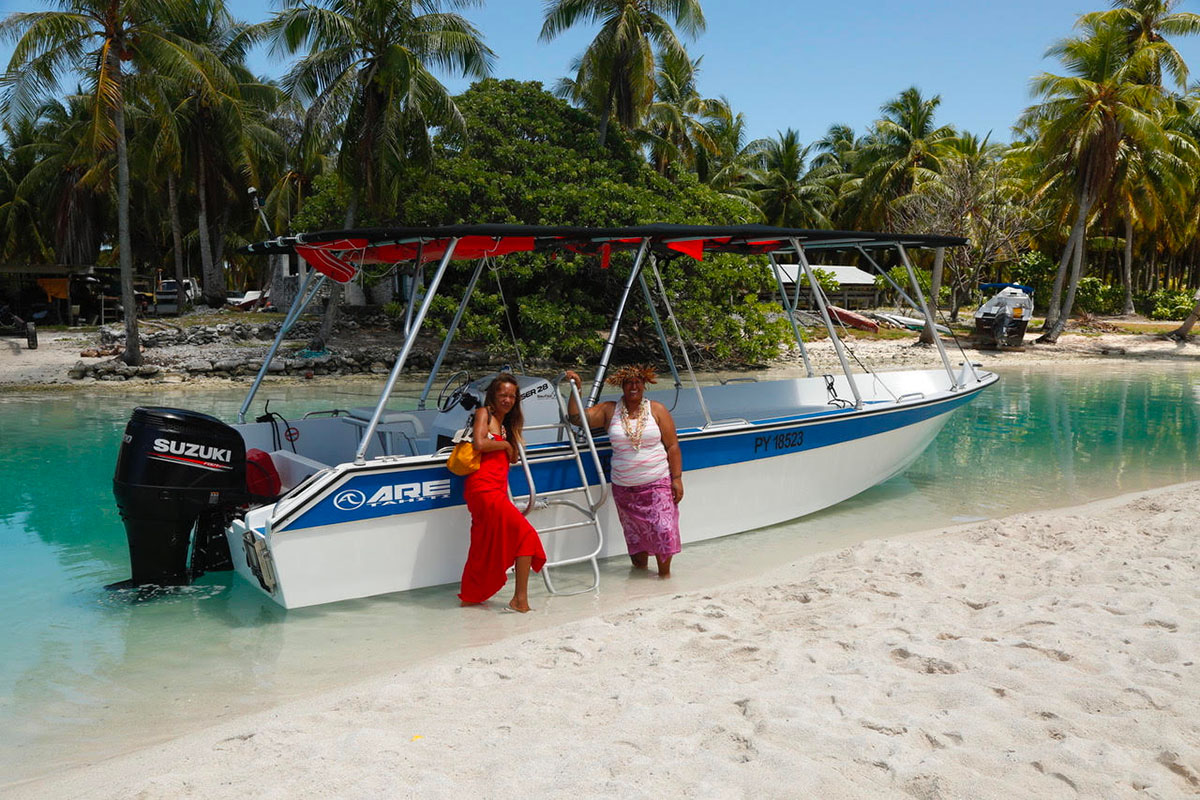 Fast boat for excursions in Rangiroa