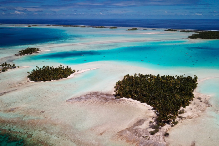 Les motus sur le lagon bleu de Rangiroa, Polynésie française