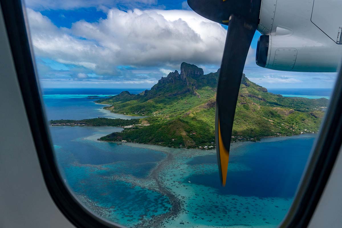 L'île de Bora Bora vue depuis le hublot d'un avion