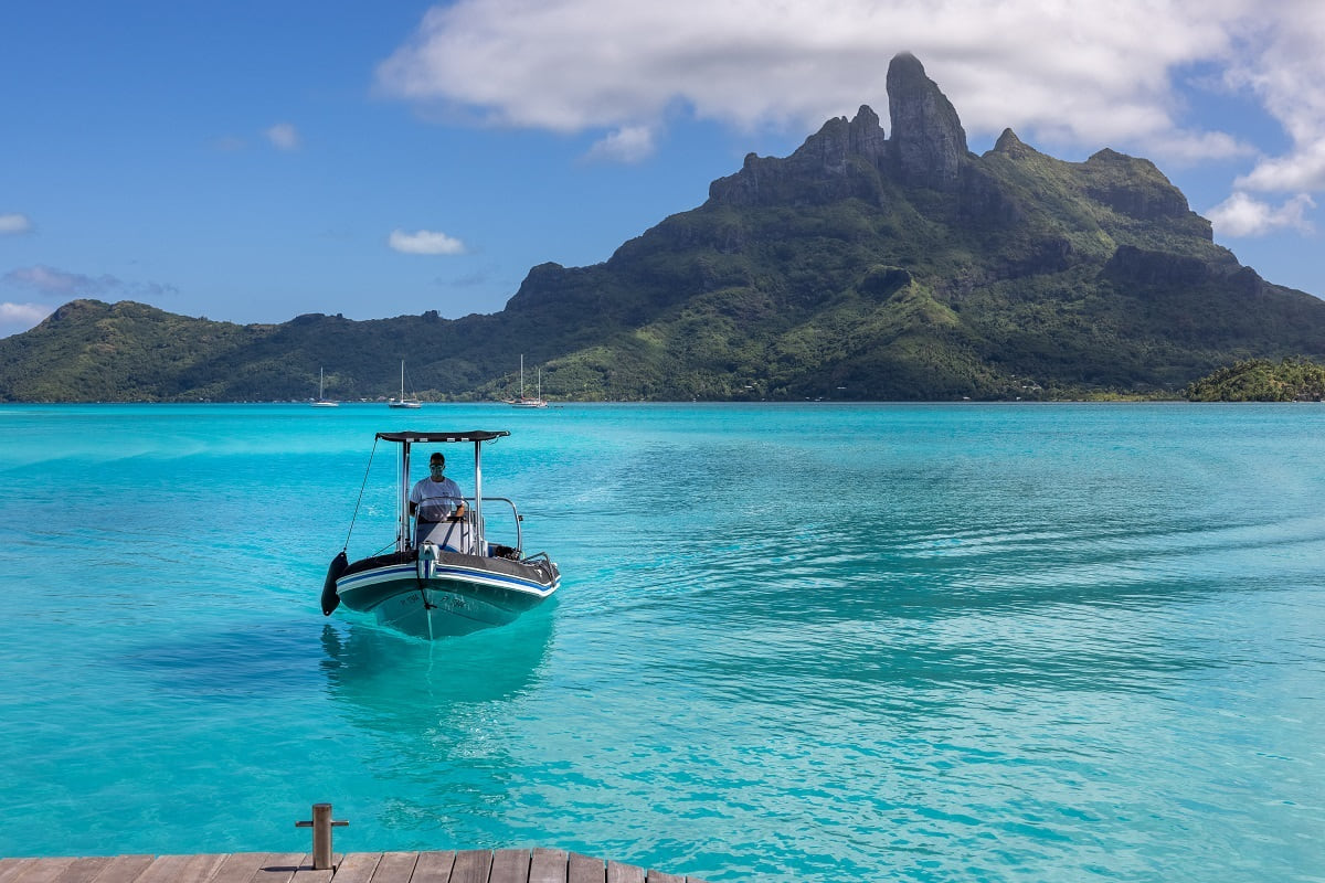 Shuttle for snorkeling with jet in Bora Bora
