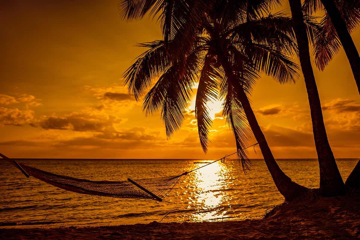 Coucher de soleil sur une plage de l'île de Tahiti