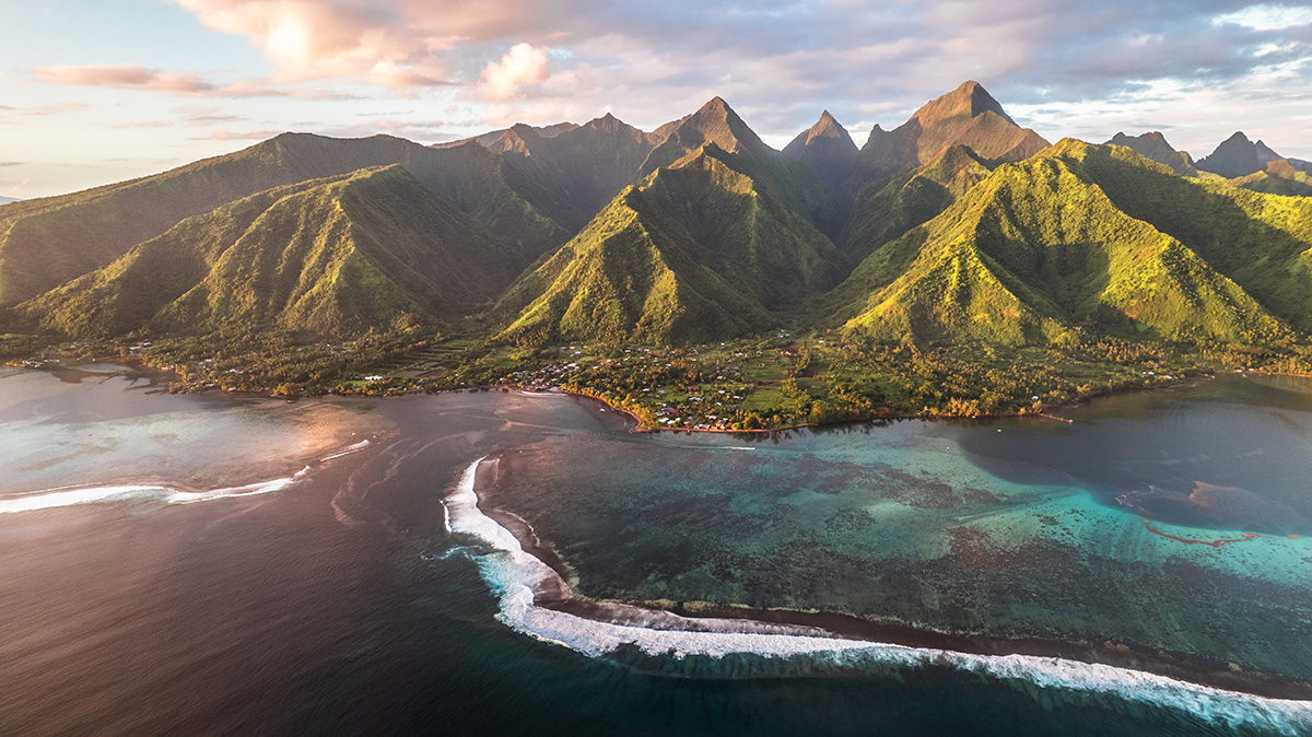 Golf spielen in einer tropischen Landschaft auf Tahiti