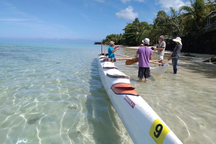 Your guide during the traditional pirogue tour in Moorea