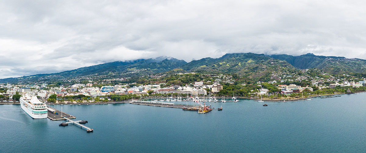 Hafen von Papeete auf Tahiti, mit einem Kreuzfahrtschiff am Kai
