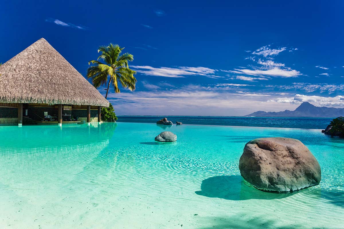 Hôtel à Tahiti avec une infinity pool et une vue magnifique