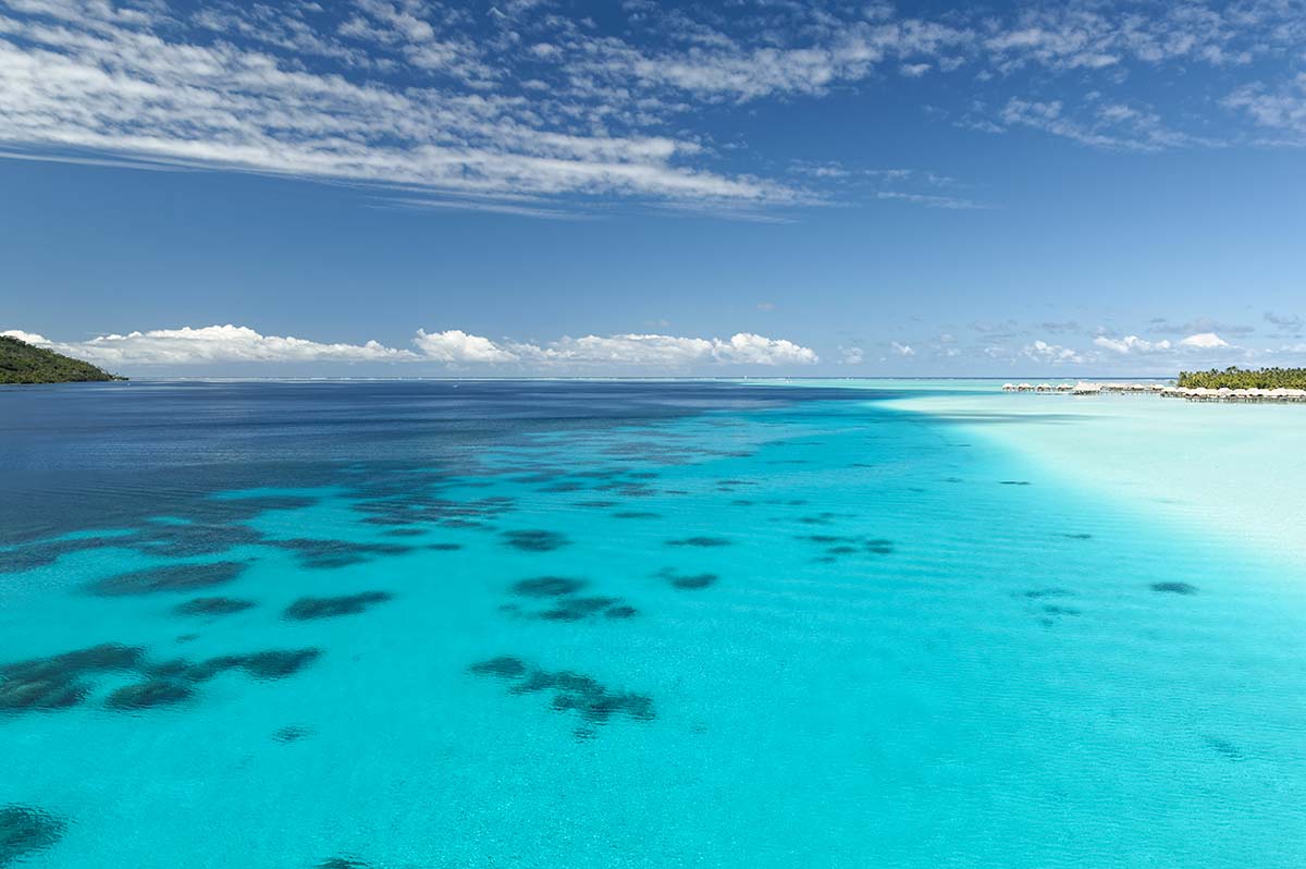 Le lagon bleu turquoise et la plage de sable blanc de Taha'a