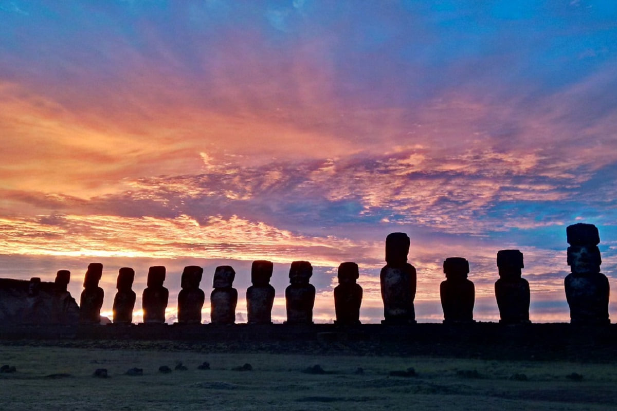 Incroyable lever du soleil avec vue sur les Moai de l'île de Pâques