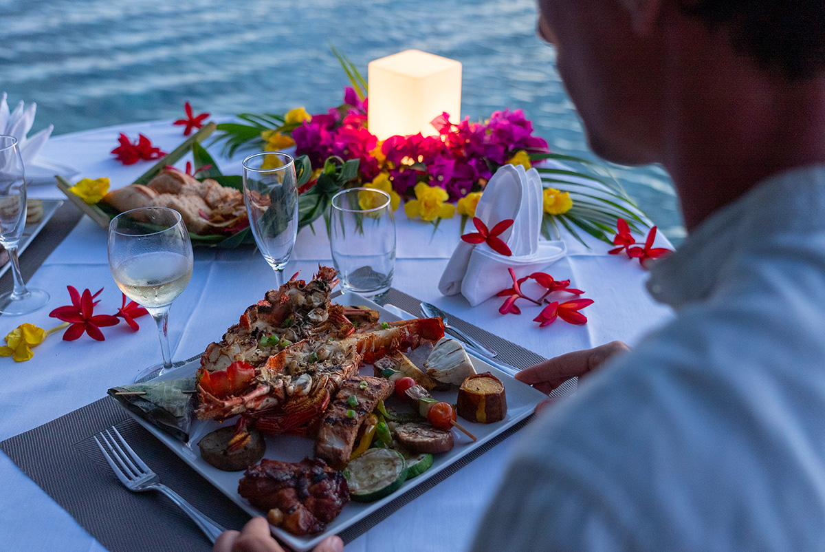 Un dîner de luxe avec des crustacés et des délices de Bora Bora