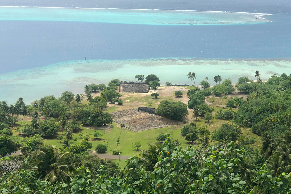 Aussicht auf den Marae von Taputapuatea, Raiatea, Französisch-Polynesien