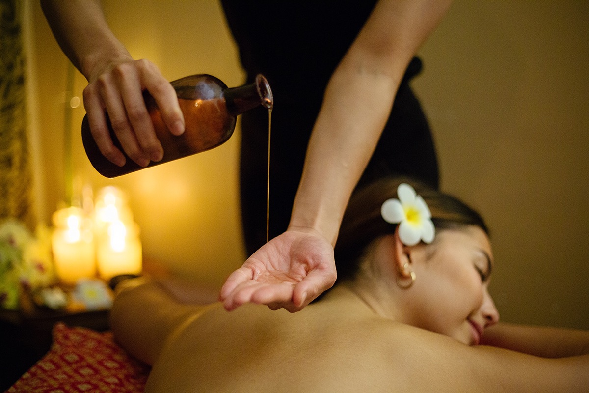 Un massage tahitien aux huiles essentielles
