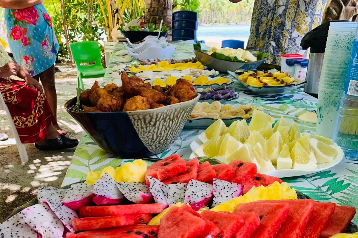 Mittagspause mit lokalen Früchten und Gemüse, Huahine