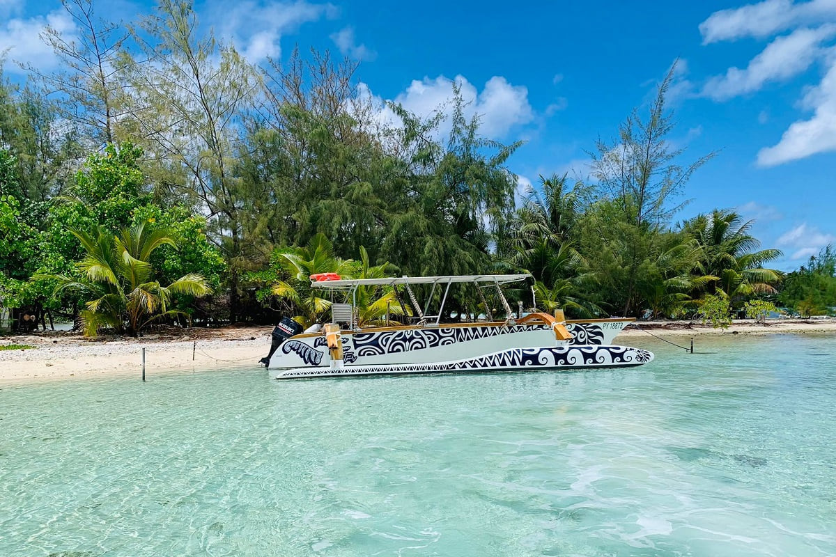 Pirogue boat for the Huahine lagoon tour