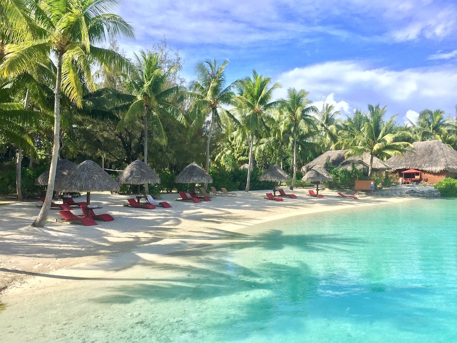 Le plage de l'hôtel Four Seasons à Bora Bora, Polynésie française
