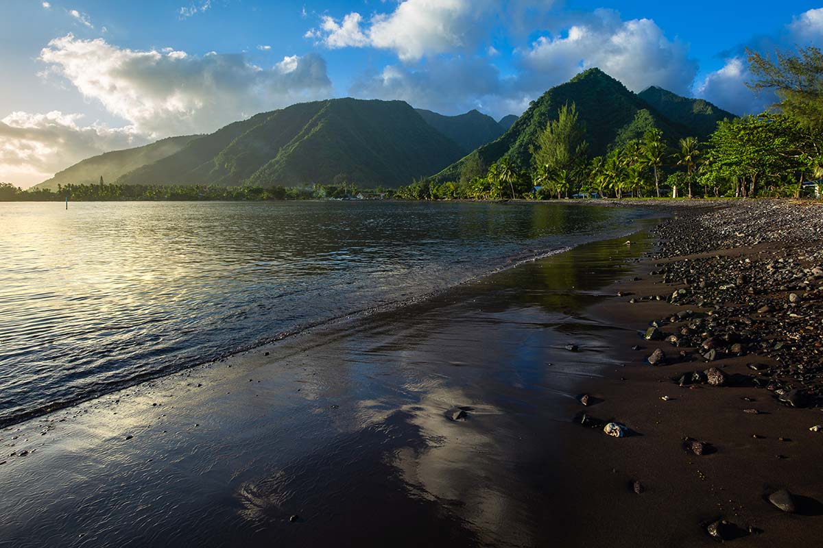 Plage de sable noir à Tahiti, Polynésie française