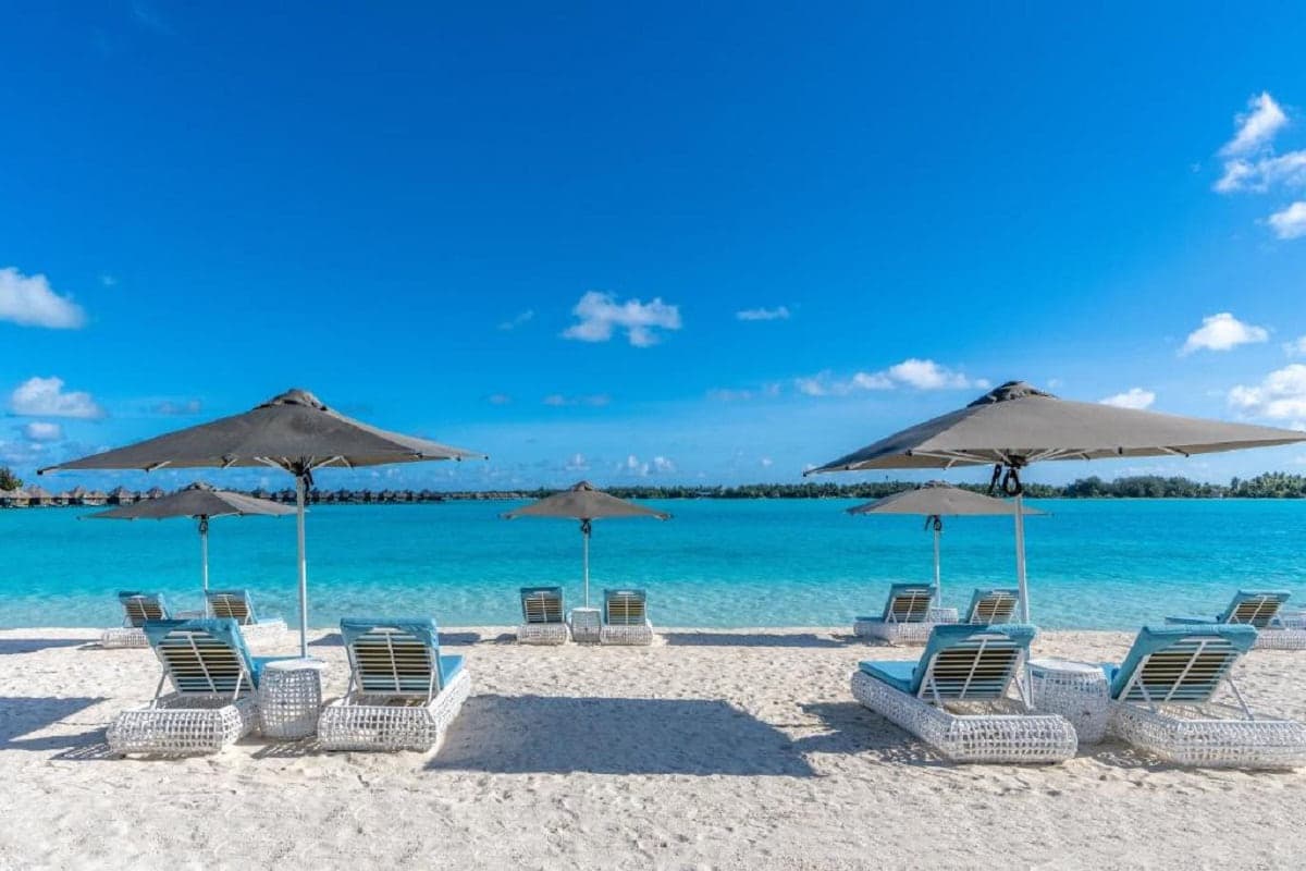 Blick vom wunderschönen Strand des St. Regis Bora Bora Resort