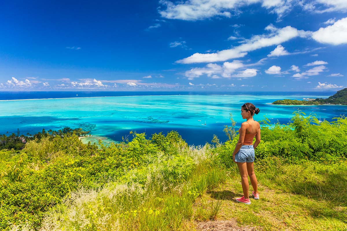 Sentier de randonnée avec une vue sur le lagon de Bora Bora
