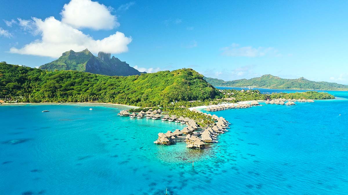 Der Strand des Conrad Hotels in Bora Bora, Französisch-Polynesien