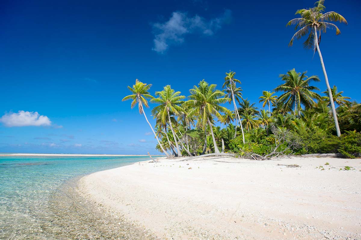 Herrlicher Strand auf der Insel Tikehau in Französisch-Polynesien