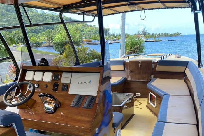 Komfortables und modernes Boot, um die Lagune von Tahaa zu besuchen