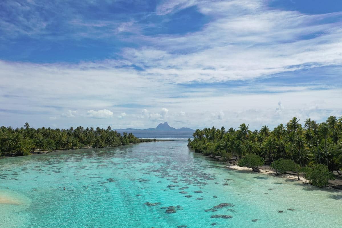 Blick auf Bora Bora während des Tagesausflugs zur Tahaa-Lagune