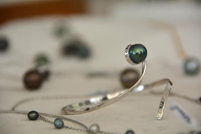 Eine zu einem Schmuckstück verarbeitete Perle auf der Perlenfarm von Tahaa