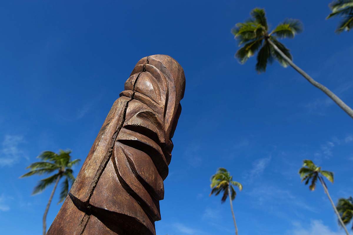 Tiki en bois sculpté sur l'île de Moorea, Polynésie française