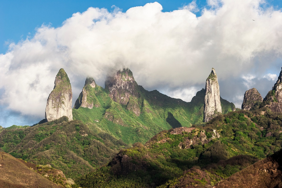 Sehenswürdigkeiten der Marquesas-Inseln: die Felsgipfel von Ua Pou zu sehen