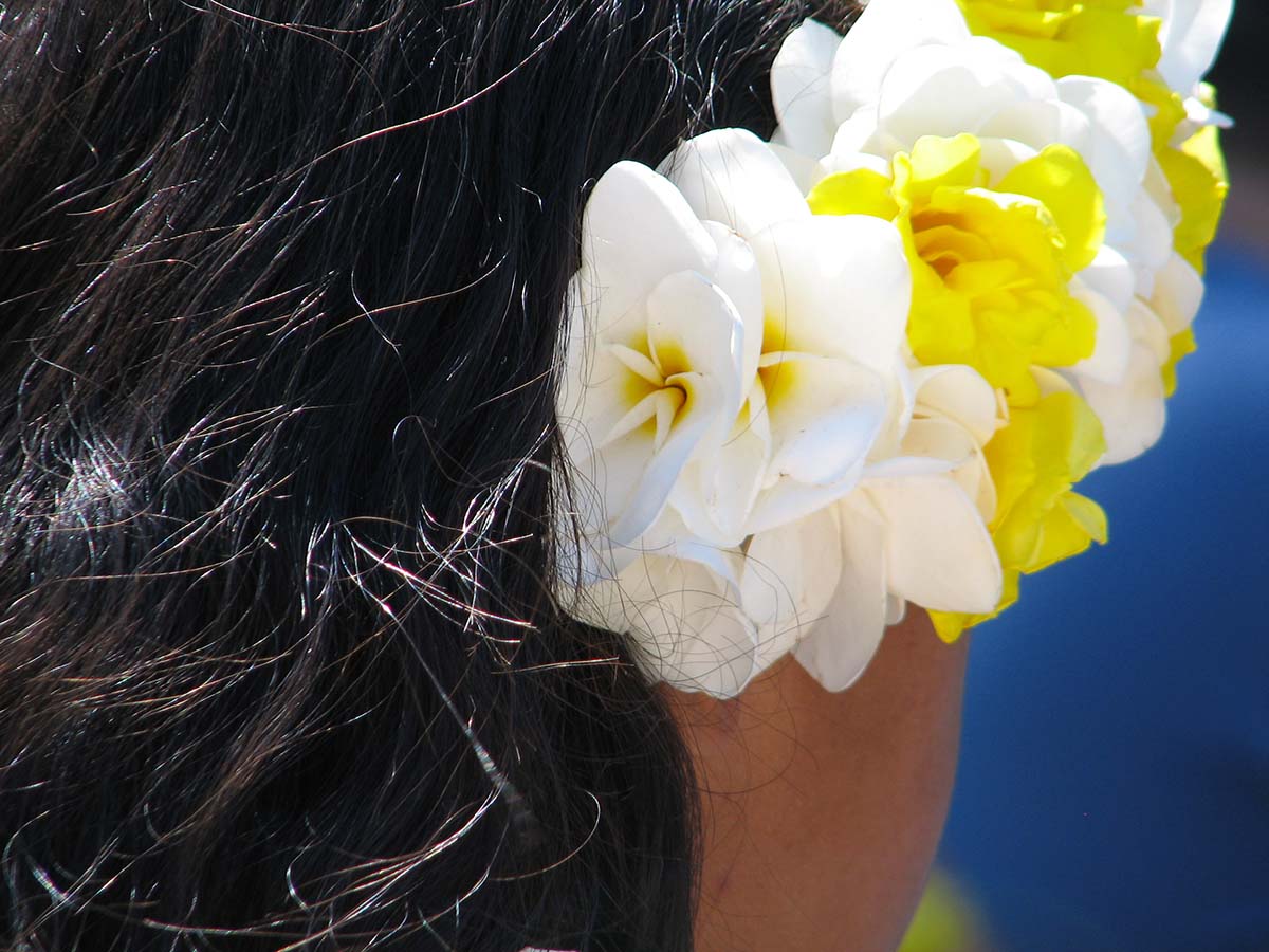 Vahine mit einem Diadem aus Tiare-Blüten in Tahiti, Französisch-Polynesien