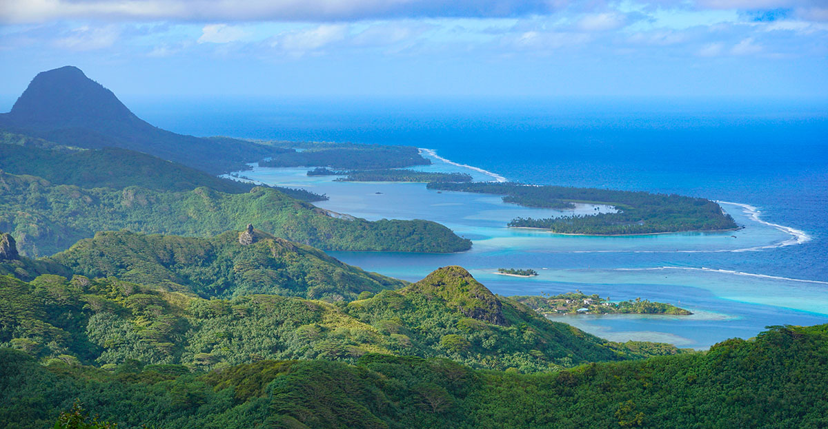 Vue depuis le mont Pohue Rahi à Huahine, Polynésie française