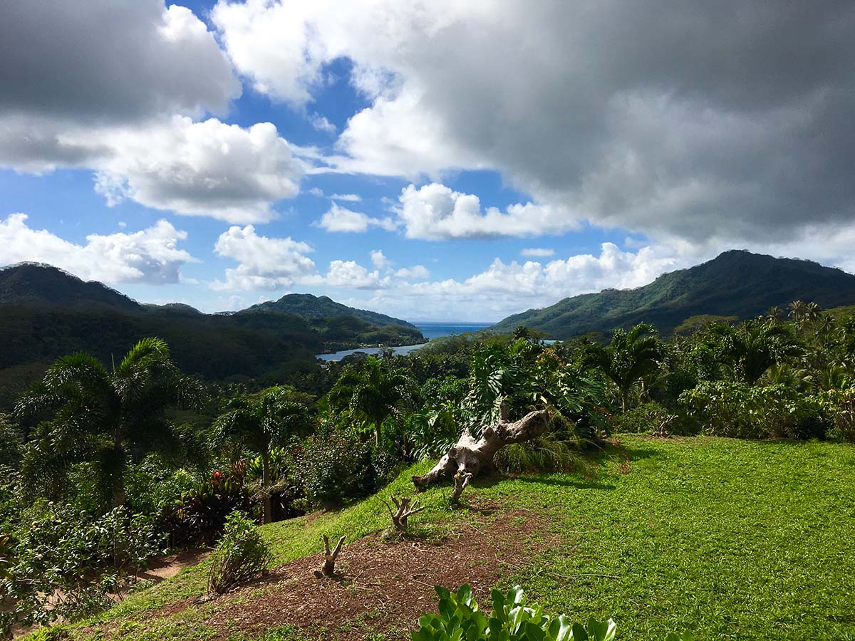 Vue sur la montagne de Tahaa, Polynésie française